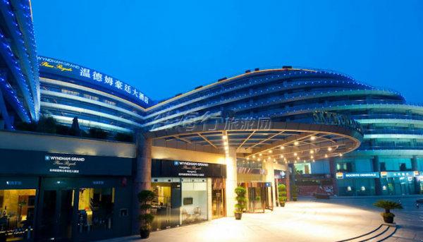 杭州温德姆至尊豪廷大酒店由全球知名酒店管理集团--温德姆集团管理。酒店位于美丽的西子湖畔,坐看断桥残雪、宝石流霞,毗邻浙江省政府,离武林广场、杭州大厦和银泰百货举步之遥。 酒店拥有包括湖景房、女士房在内的各类客房301间,房均面积达到50平米。每间客房均配有观景阳台和宽敞独立的卫生间,经典欧式床铺为您带来家的温馨,更有覆盖所有客房和酒店公共区域的无线宽带网络免费为您送上迅捷的冲浪体验。